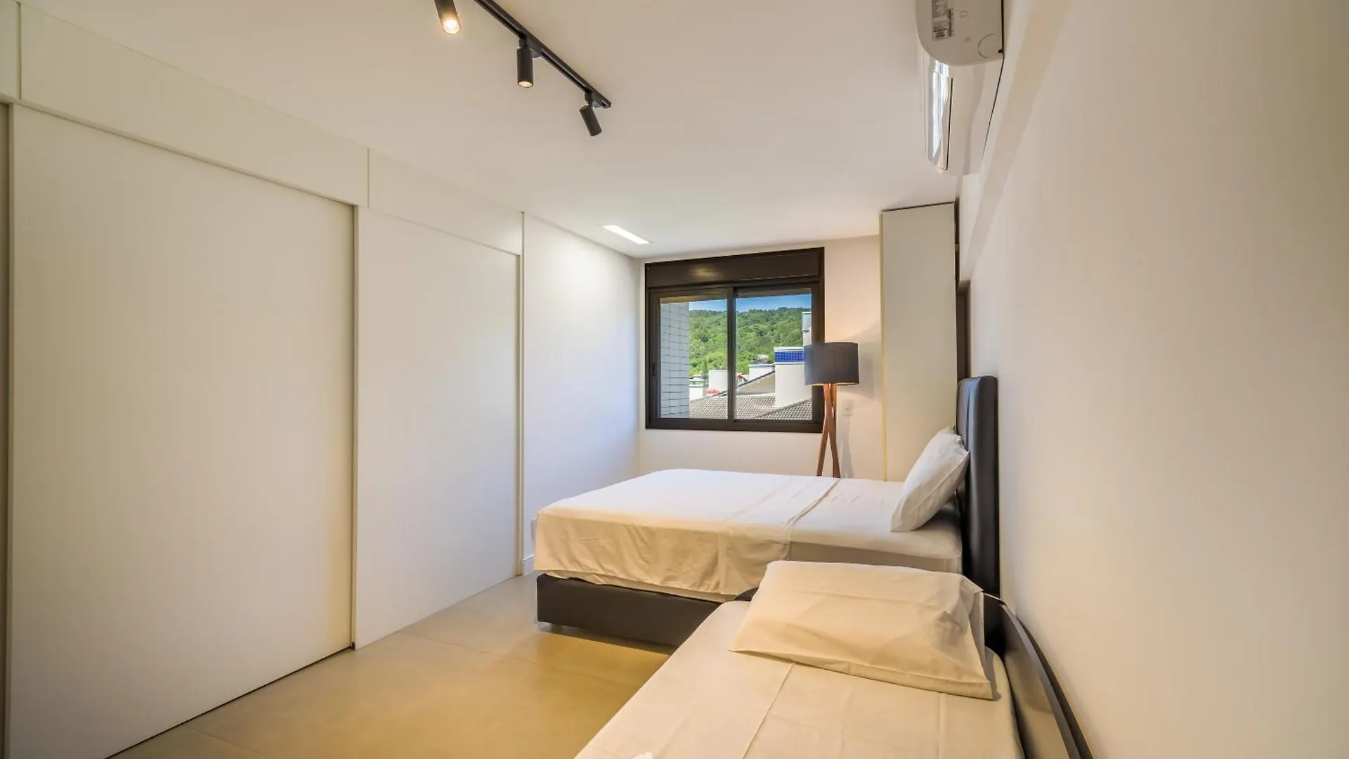 Jpr - Apartamentos A 260 Metros Da Praia Em Jurere Florianópolis 0*,  Brezilya